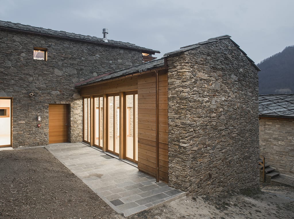 Casa alpina del welfare: l’architettura in legno PEFC per la rinascita di un borgo montano 2 4 1