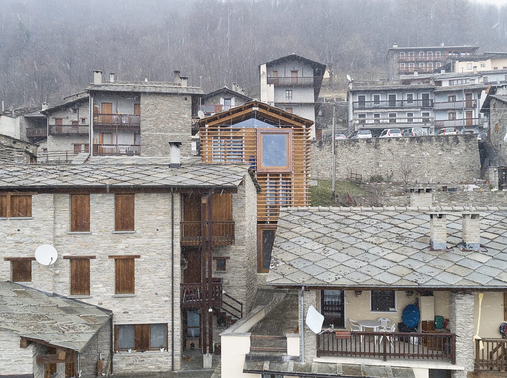Casa alpina del welfare: l’architettura in legno PEFC per la rinascita di un borgo montano 3 8