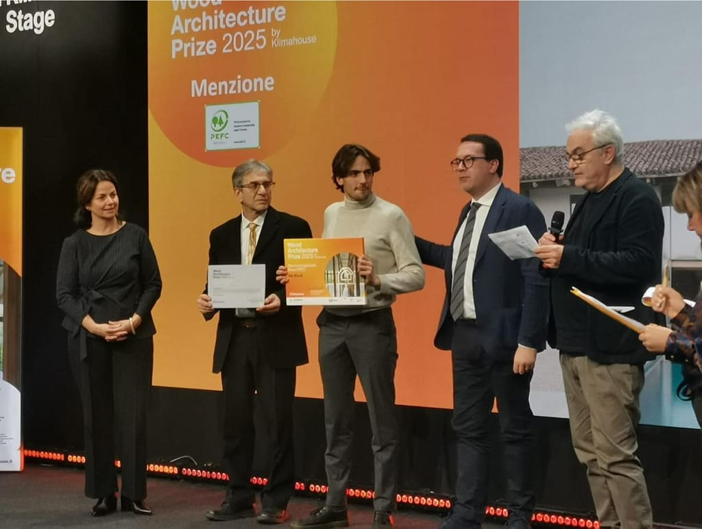 PEFC Italia partecipa a Klimahouse 2025 e consegna una menzione del Wood Architecture Prize 3 per testo